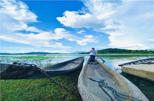 Thuyền độc mộc trải nghiệm du lịch độc đáo tại Tây nguyên