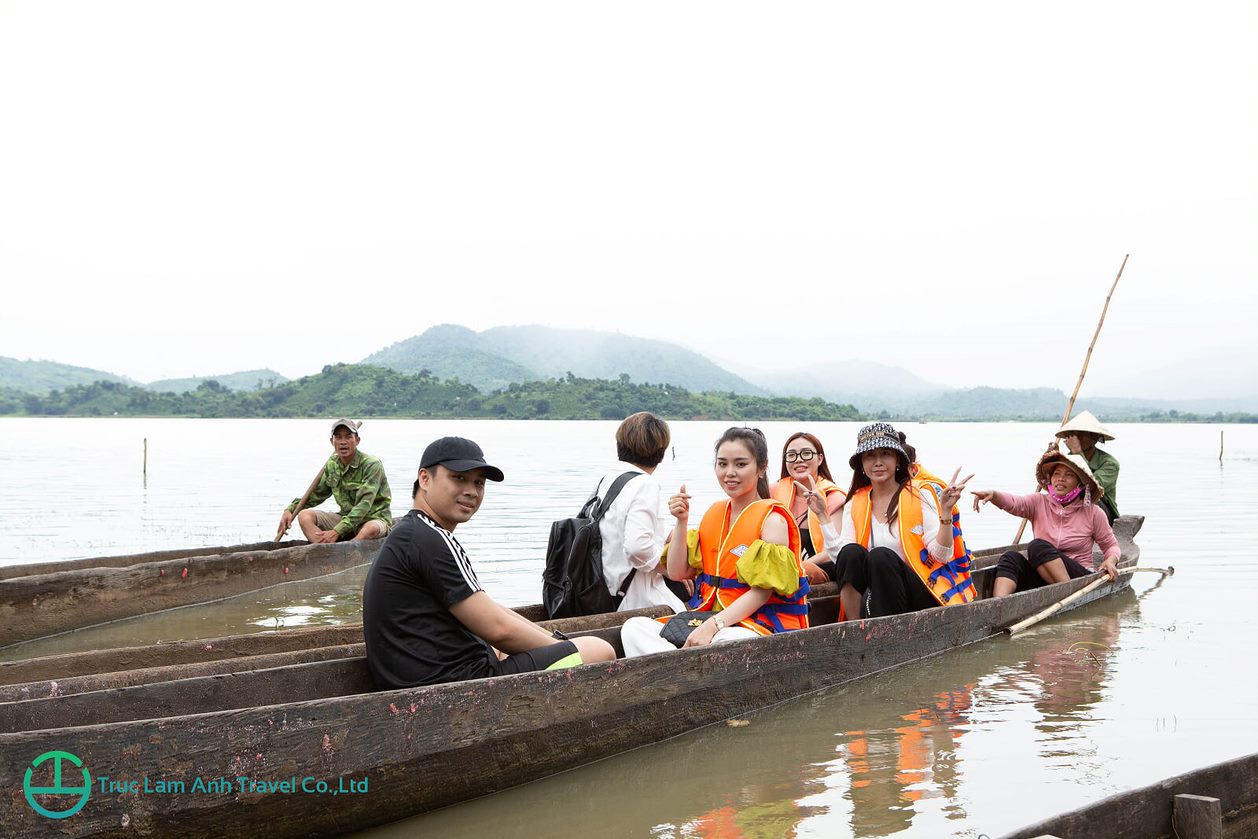 thuyen doc moc trai nghiem du lich doc dao tai tay nguyen